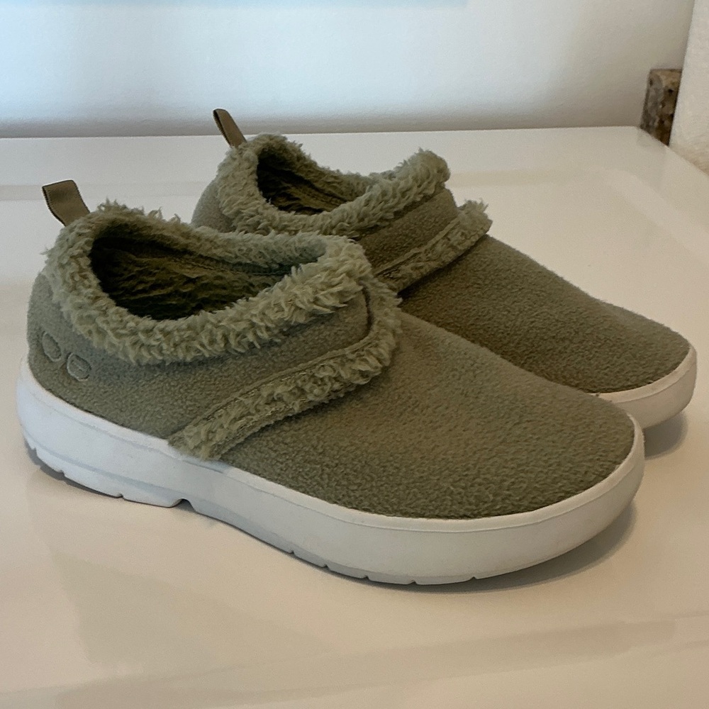 OOFOS Plush Green and Cream Slip-On Shoes